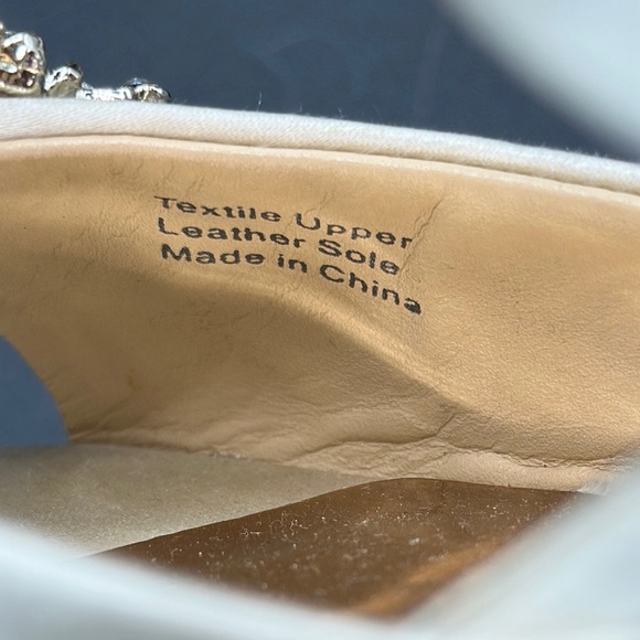 Badgley Mischka
Women's Abigail Crisscross Wedge Sandals size 8 - Picture 7 of 7